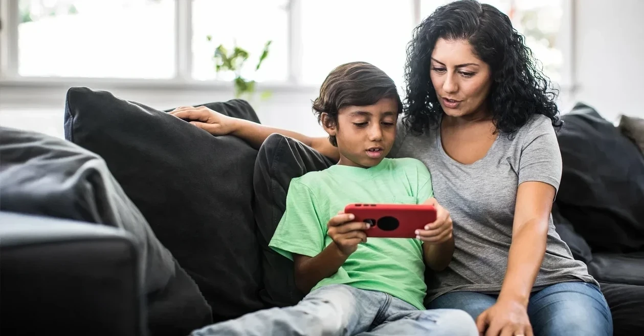如何保护孩子免受网路掠食者的侵害？